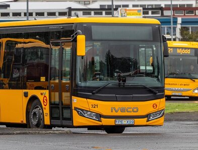 Strætó ók á traktor