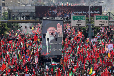 Milljónir safnast saman í útfarargöngu Khameneis