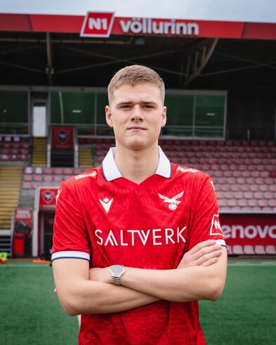 Valur semur við Tómas Bjarka