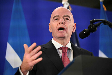 England hættir við að styðja Infantino