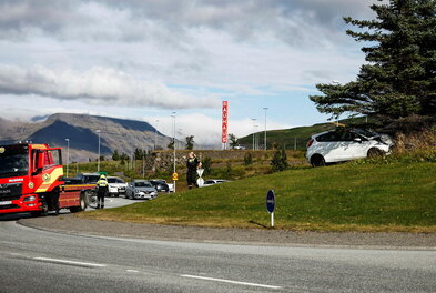 Ók upp á hringtorg og hafnaði á tré