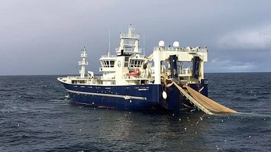 Mjög mikill eldur en allir heilir eftir eldsvoða á hafi