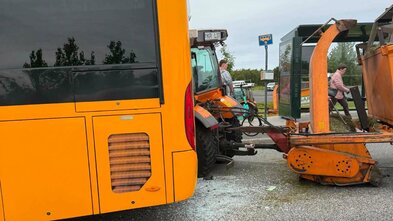 Strætó og sláttutraktor lentu saman