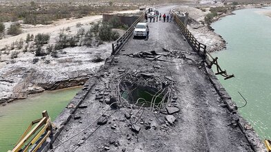 Hóta því að hleypa ekki einasta dropa af olíu eða gasi um sundið