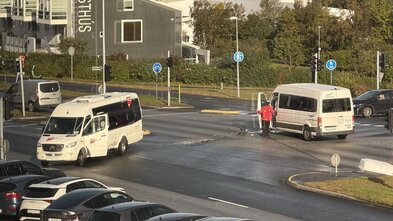 Tveir hópferðabílar skullu saman á Suðurlandsbraut
