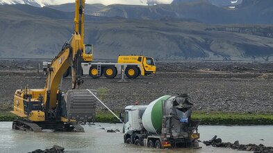 Steypubíllinn dreginn á þurrt land