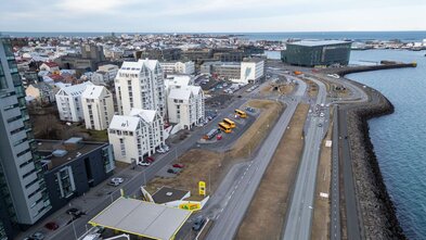 Loka Sæ­braut til austurs við Hörpu í kvöld
