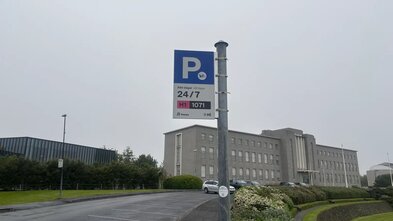 Misvísandi bílastæðaskilti sett upp við HÍ fyrir mistök
