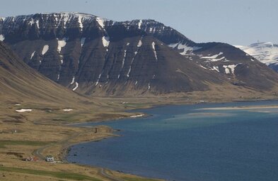 Þjóðkirkjan hefur átt í aldarlangri deilu sem setur svip sinn á umdeild áform í Önundarfirði