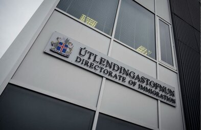 Maður á sextugsaldri kom aftur til landsins eftir brottvísun og hélt áfram að brjóta af sér
